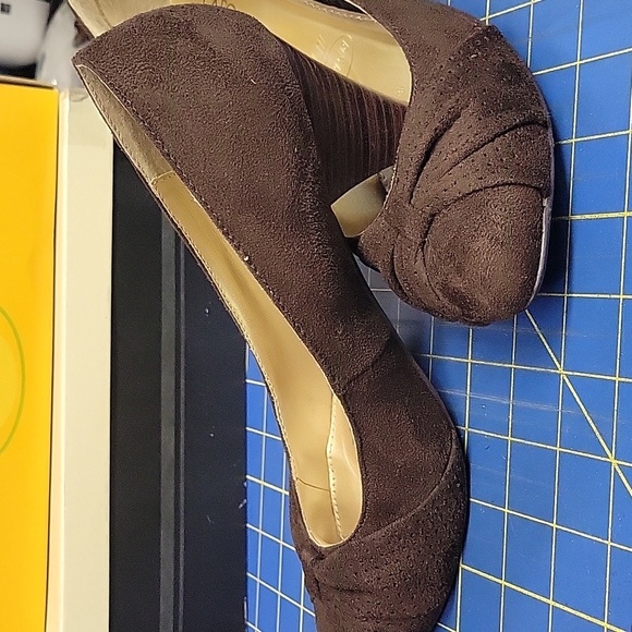 Cato Size 9 Dark Brown Suede Heels Rounded Toe Pump - Picture 8 of 8
